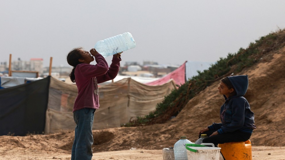 طفلتان في مخيم للنازحين في رفح جنوبي قطاع غزة. (أ ف ب)