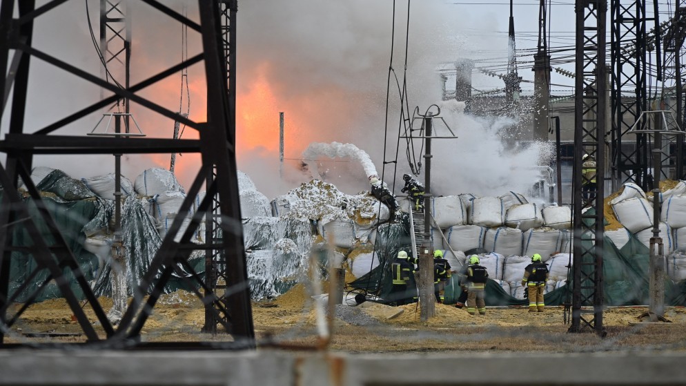 رجال الإطفاء يطفئون حريقًا في محطة كهرباء فرعية بعد هجوم صاروخي في خاركيف، .22 مارس 2024 (أ ف ب)