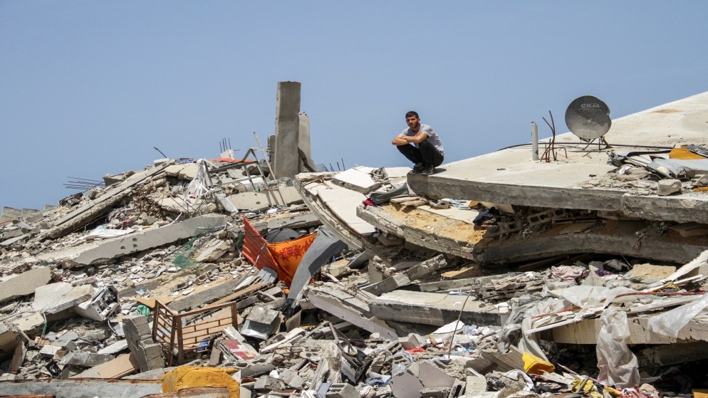 شخص يجلس على ركام مبنى مدمر في شمالي قطاع غزة. (رويترز)