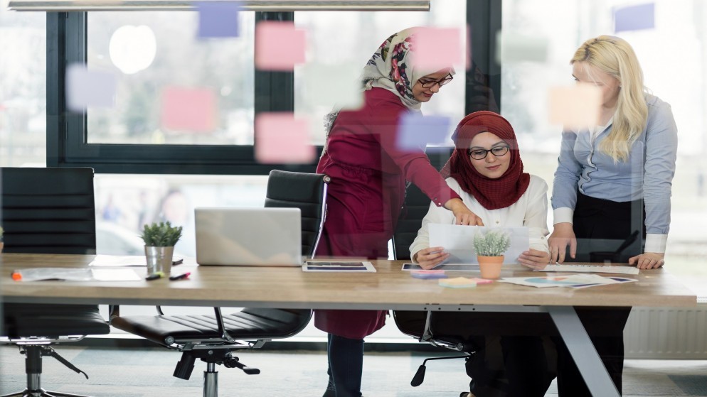 صورة توضيحية لسيدات يعملن في مكتب. (Shutterstock)