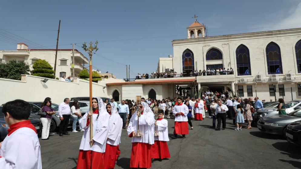 مسيحيو الأردن يحتفلون بأحد الشعانين بأغصان الزيتون وسعف النخيل. (المركز الكاثوليكي للدراسات والإعلام)