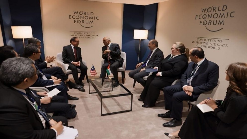 جانب من لقاء رئيس الوزراء بشر الخصاونة مع نظيره الماليزي أنور إبراهيم في إطار أعمال الاجتماع الخاص للمنتدى الاقتصادي العالمي المنعقد في الرياض.