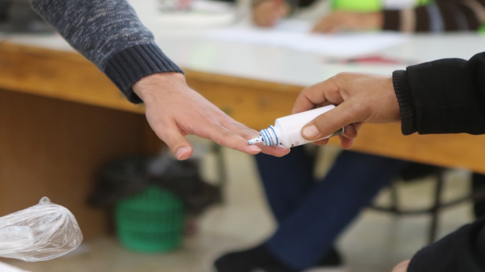 عملية وضع الحبر لناخب في محافظة العاصمة خلال الانتخابات النيابية 2020. (صلاح ملكاوي/ المملكة)