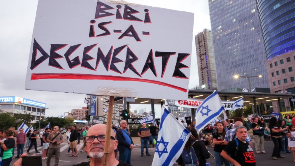 ذوو محتجزين إسرائيليين خلال احتجاج في تل أبيب، 27 نيسان/ أبريل 2024. (أ ف ب)