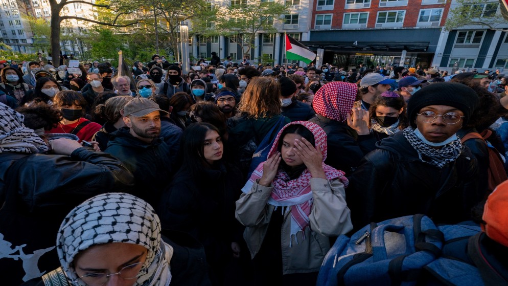 طلبة ومؤيدون للفلسطينيين خلال تجمع في ساحة داخل حرم جامعة نيويورك في المدينة الأميركية. (رويترز)