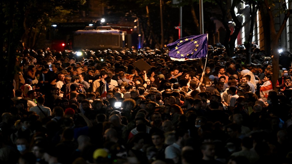 متظاهرون في العاصمة الجورجية للمطالبة بإلغاء مشروع قانون "النفوذ الأجنبي" المثير للجدل. (أ ف ب)