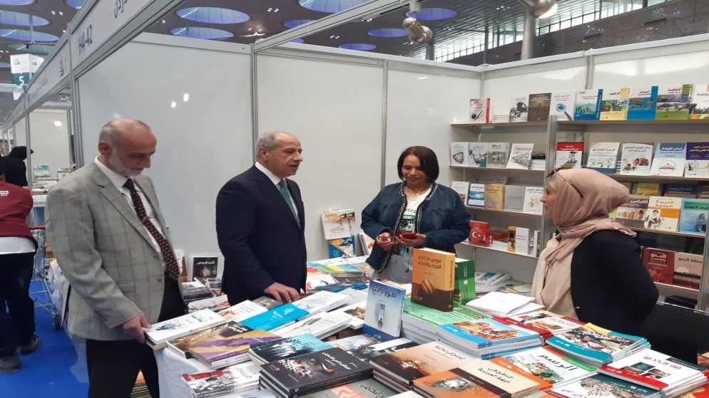 صورة أرشيفية للسفير الأردني في قطر زيد اللوزي خلال زيارته لمعرض الدوحة الدولي للكتاب.