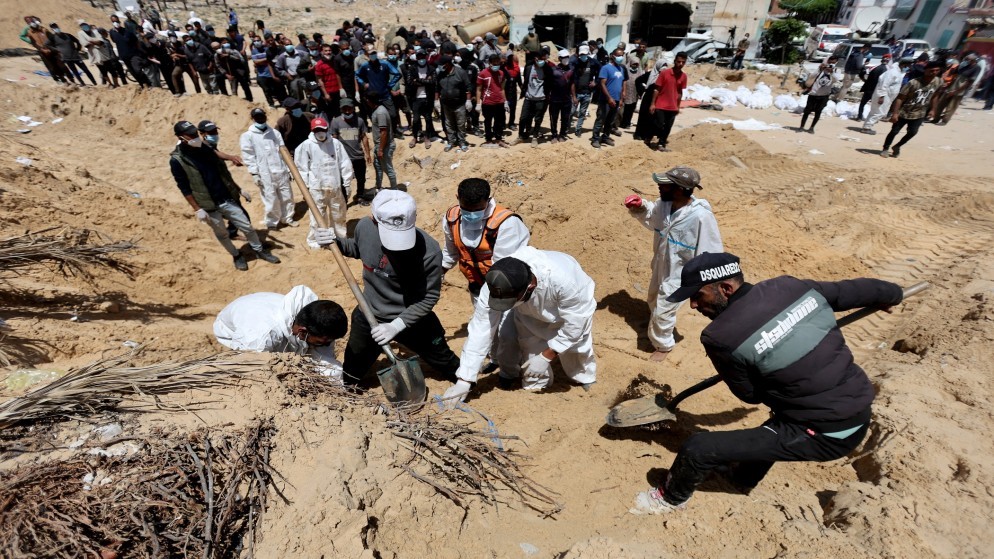 طواقم تعمل على انتشال جثامين في مجمع ناصر الطبي في خان يونس جنوبي قطاع غزة. (رويترز)