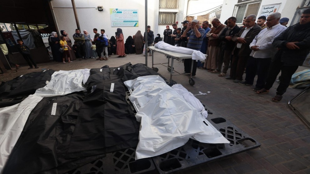 فلسطينيون يصلون على شهداء في مستشفى النجار في مدينة رفح جنوبي قطاع غزة. 21 أبريل 2024. (أ ف ب)