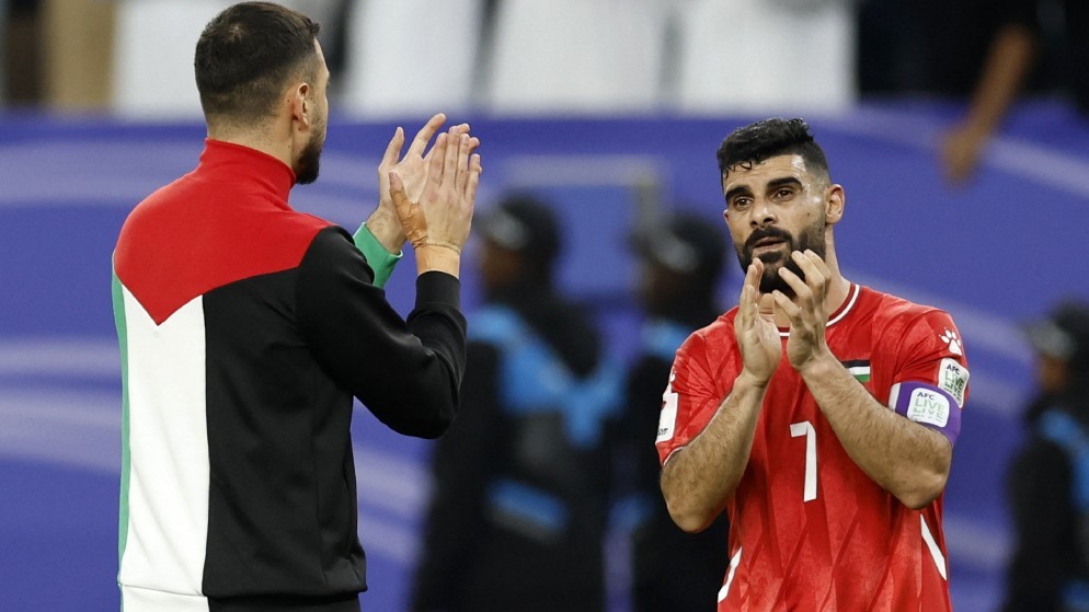قائد المنتخب الفلسطيني مصعب البطاط خلال مباراة فلسطين ضد الإمارات على ملعب الجنوب في قطر، 18 كانون الثاني 2024. (رويترز)