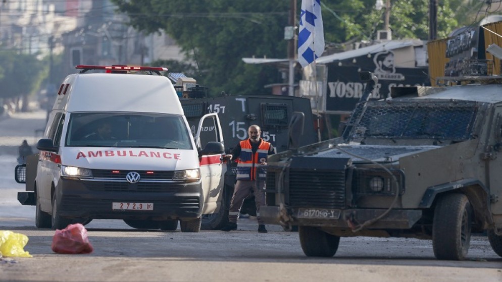 آلية عسكرية إسرائيلية تمنع سيارة إسعاف فلسطينية من المرور. (وفا)