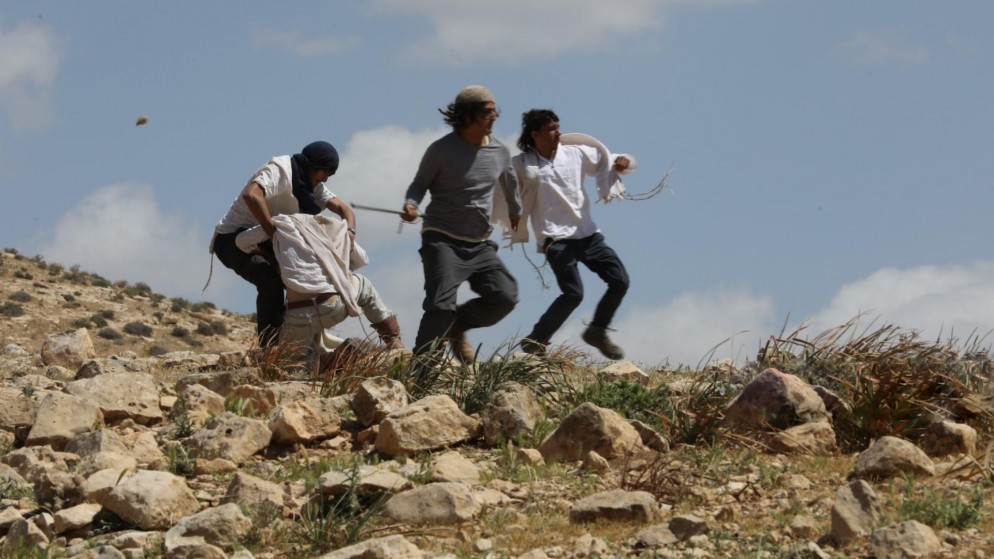 مستوطنون يهاجمون فلسطينيين في خربة مغاير العبيد بمسافر يطا جنوبي الخليل، 06/05/2023 (وفا)