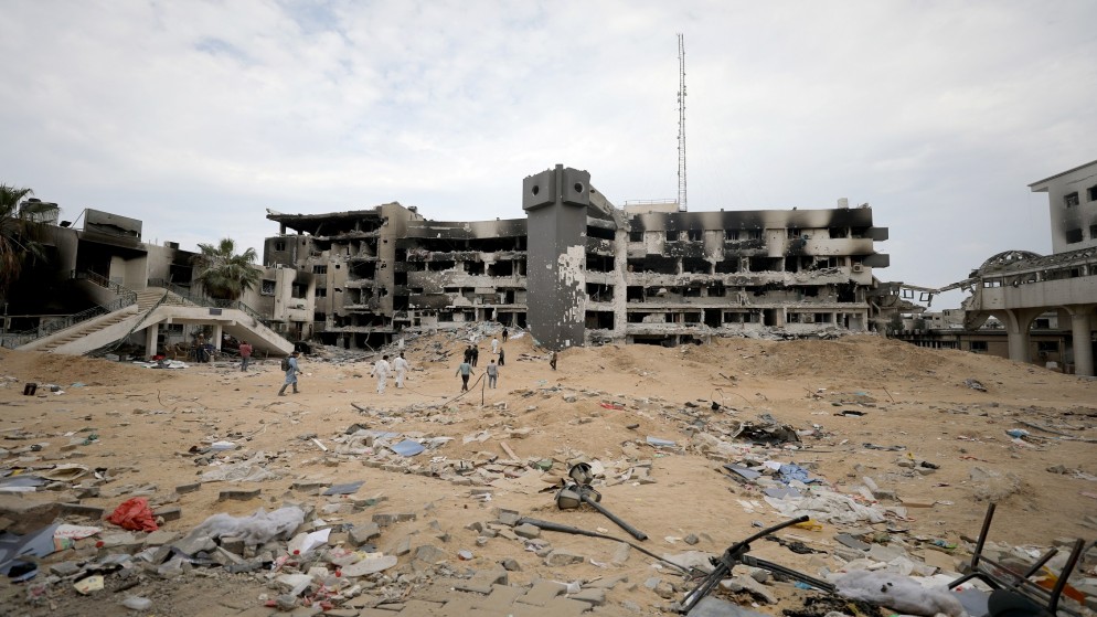 رجال إنقاذ ومسعفون يبحثون عن شهداء داخل مجمع الشفاء المتضرر في مدينة غزة، 8 نيسان 2024. (رويترز)