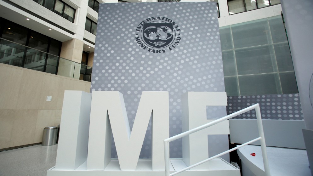 شعار صندوق النقد الدولي داخل مقره في واشنطن. (رويترز)