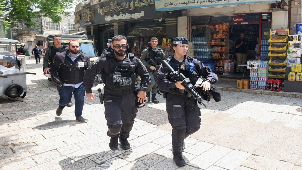 مسعفو طوارئ إسرائيليون يسيرون بعد عملية طعن في القدس المحتلة، 30 نيسان 2024. (رويترز)