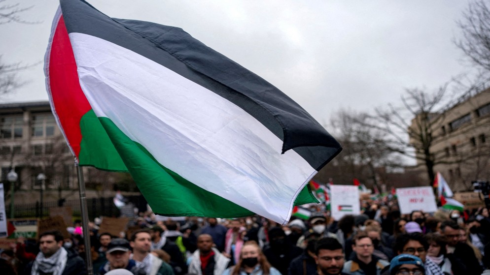 متظاهرون يلوحون بالعلم الفلسطيني قرب السفارة الإسرائيلية في واشنطن، 2 آذار/مارس 2024. (رويترز)