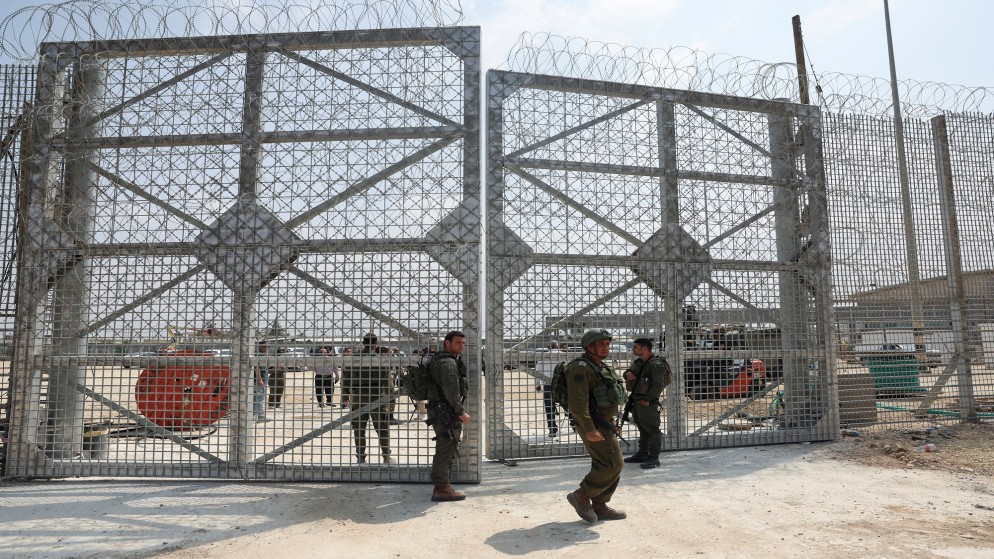 جنود الاحتلال الإسرائيلي عند سياج بوابة معبر بيت حانون.1 مايو، 2024. (رويترز)