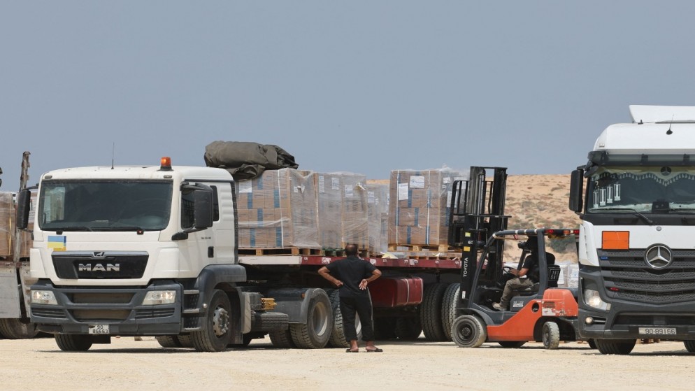 شاحنة في بيت حانون في شمال قطاع غزة خلال عملية تسليم مساعدات إنسانية من الأردن إلى قطاع غزة، 30 نيسان/أبريل. (أ ف ب)