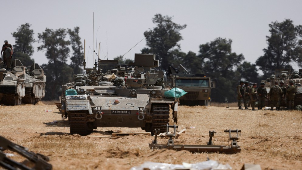 مدرعات إسرائيلية قرب الحدود مع قطاع غزة، 1 أيار/مايو 2024. (رويترز)