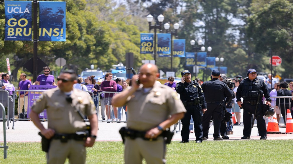 أفراد من شرطة جامعة كاليفورنيا يقفون للحراسة بالقرب من مخيم لدعم الفلسطينيين في جامعة كاليفورنيا في لوس أنجلوس، الولايات المتحدة، 1 مايو 2024. (رويترز)