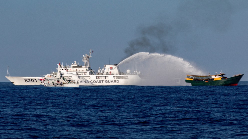 سفن خفر السواحل الصينية تطلق خراطيم مياه باتجاه سفينة إعادة إمداد فلبينية، 5 آذار 2024. (رويترز)