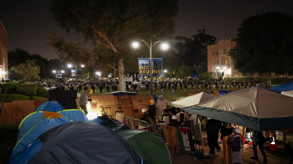 عناصر من الشرطة أمام محتجين مؤيدين للفلسطينيين في جامعة كاليفورنيا. (رويترز)