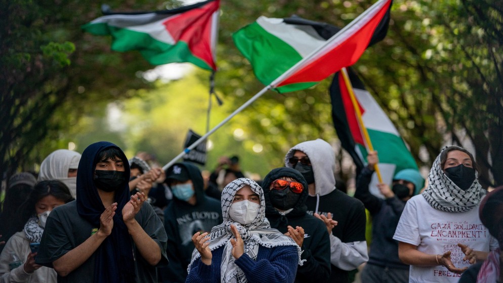 متظاهرون داعمون للفلسطينيين ومحتجون على الحرب الإسرائيلية على قطاع غزة عند بوابة جامعة كولومبيا في نيويورك، 30 نيسان/أبريل 2024. (رويترز)
