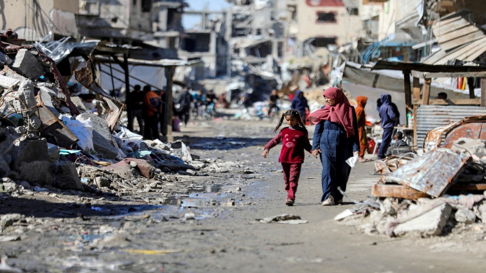 غزيون وأنقاض ودمار في مدينة غزة في ظل الحرب الإسرائيلية، 20 آذار/مارس 2024. (رويترز)