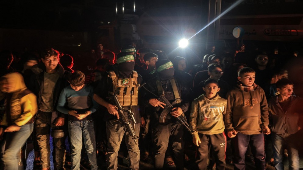 مقاومون من كتائب القسام في خان يونس جنوبي قطاع غزة خلال تسليم محتجزين إسرائيليين، 29 تشرين الثاني 2023. (أ ف ب)