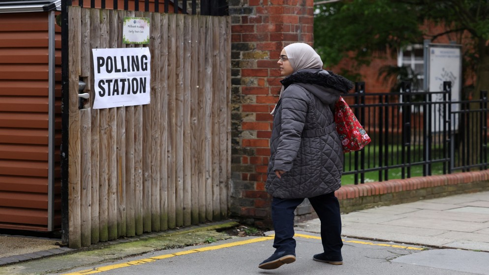 امرأة محجبة أمام مركز اقتراع خلال الانتخابات المحلية في لندن، 2 أيار/ مايو 2024. (رويترز)