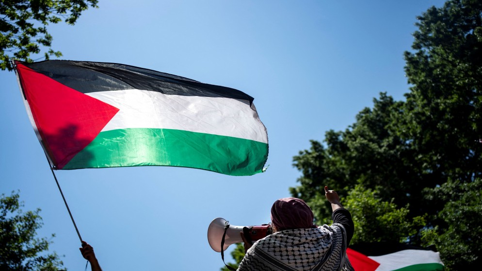 العلم الفلسطيني خلال احتجاج في واشنطن على الحرب الإسرائيلية على غزة، 28 نيسان/ أبريل 2024. (رويترز)