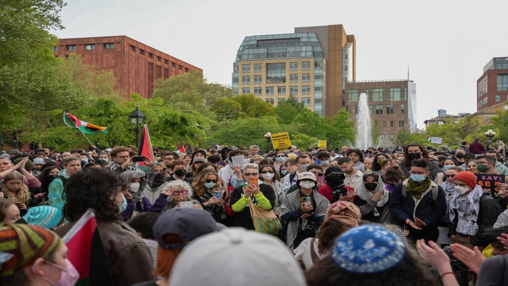 طلاب ومؤيدون للفلسطينيين يعقدون مسيرة في حرم جامعة نيويورك، الولايات المتحدة، 3 أيار 2024. (رويترز)