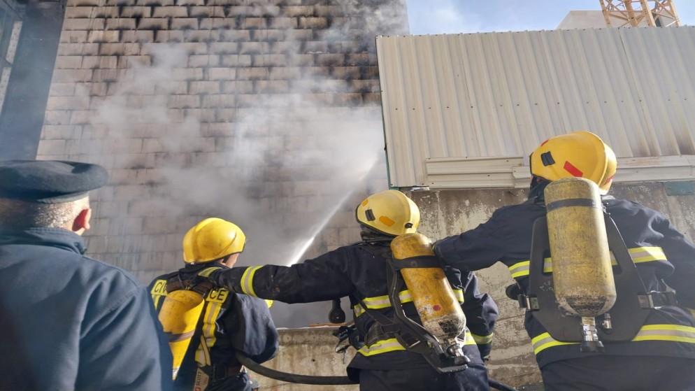 فرق الإطفاء تخمد حريقا شبّ في مبنى توسعة قيد الإنشاء في العاصمة عمّان. (مديرية الأمن العام)