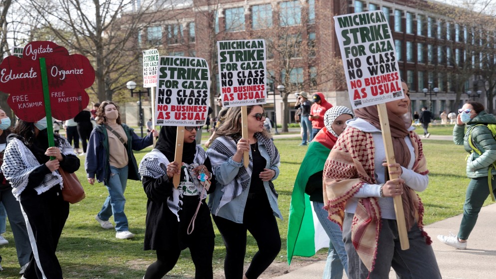 احتجاجات مؤيدة للفلسطينيين في جامعة ميشيغان، الولايات المتحدة، 22 أبريل 2024. (رويترز)