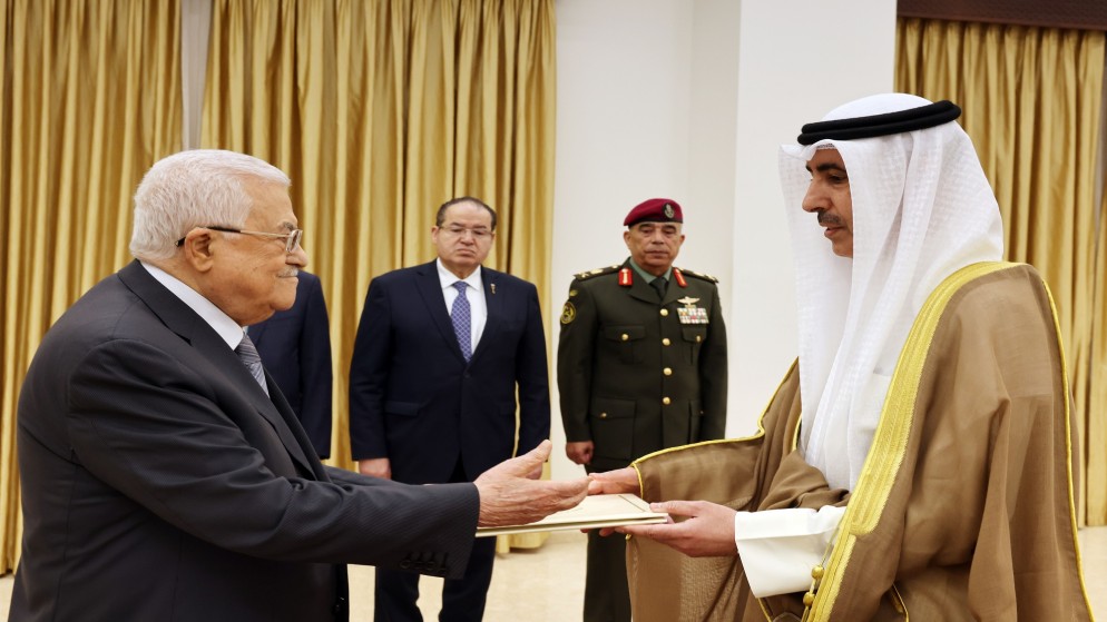 الرئيس الفلسطيني يتقبل أوراق اعتماد سفير دولة الكويت لدى دولة فلسطين.(وفا)