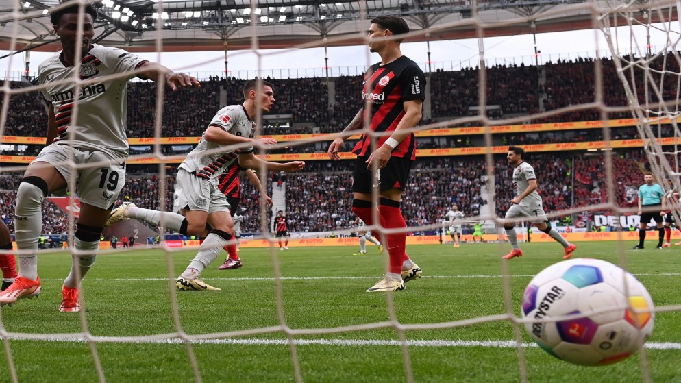 لاعبو فريق باير ليفركوزن عقب تسجيل هدف في مرمى أينتراخت فرانكفورت من الدوري الألماني لكرة القدم. (أ ف ب)