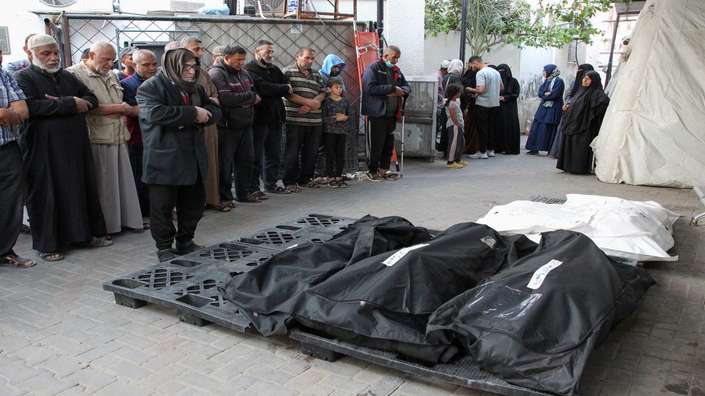 فلسطينيون يشيعون جثامين أقاربهم بعد استشهادهم إثر غارة للاحتلال الإسرائيلي على رفح جنوبي قطاع غزة. 05/05/2024. (رويترز)