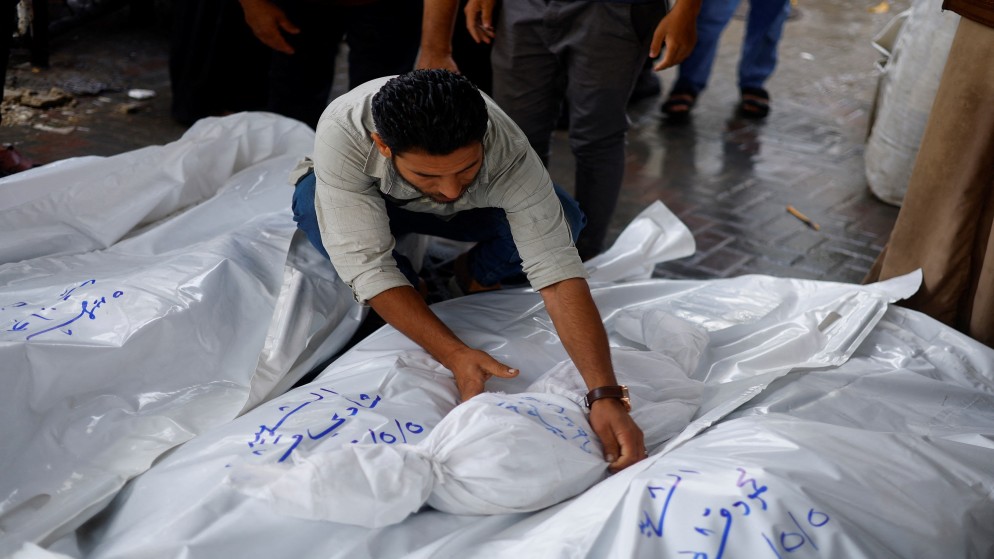 فلسطينيون يشيعون جثامين أقاربهم بعد استشهادهم إثر غارة للاحتلال الإسرائيلي على رفح جنوبي قطاع غزة. 06/05/2024. (رويترز)