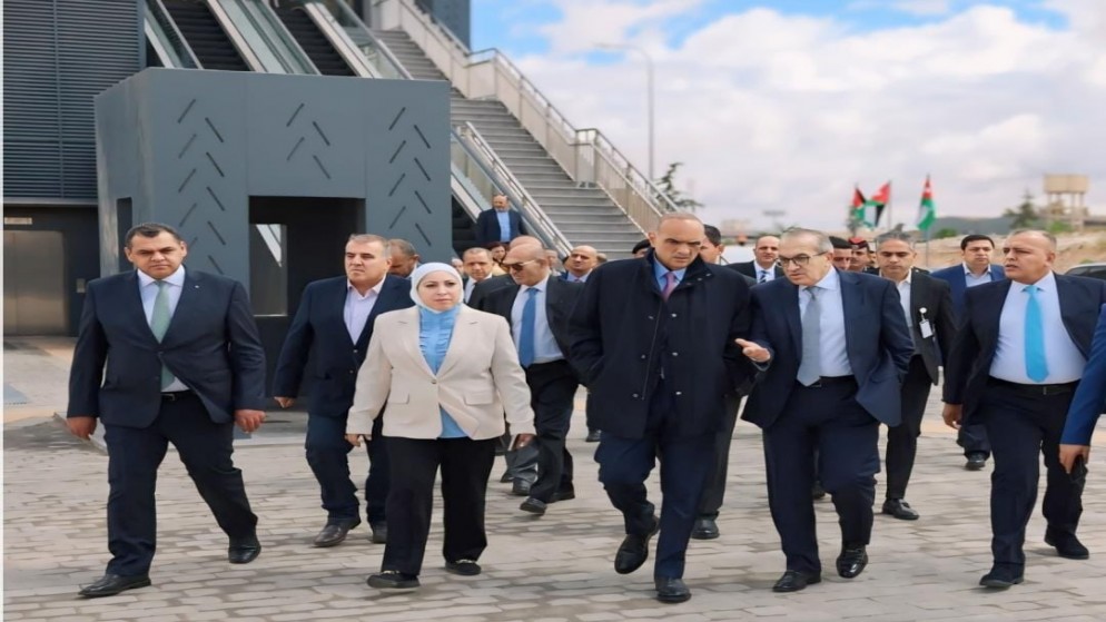 رئيس الوزراء بشر الخصاونة خلال تفقده سير عمل مشروع حافلات التردد السريع بين عمّان والزرقاء. (رئاسة الوزراء)