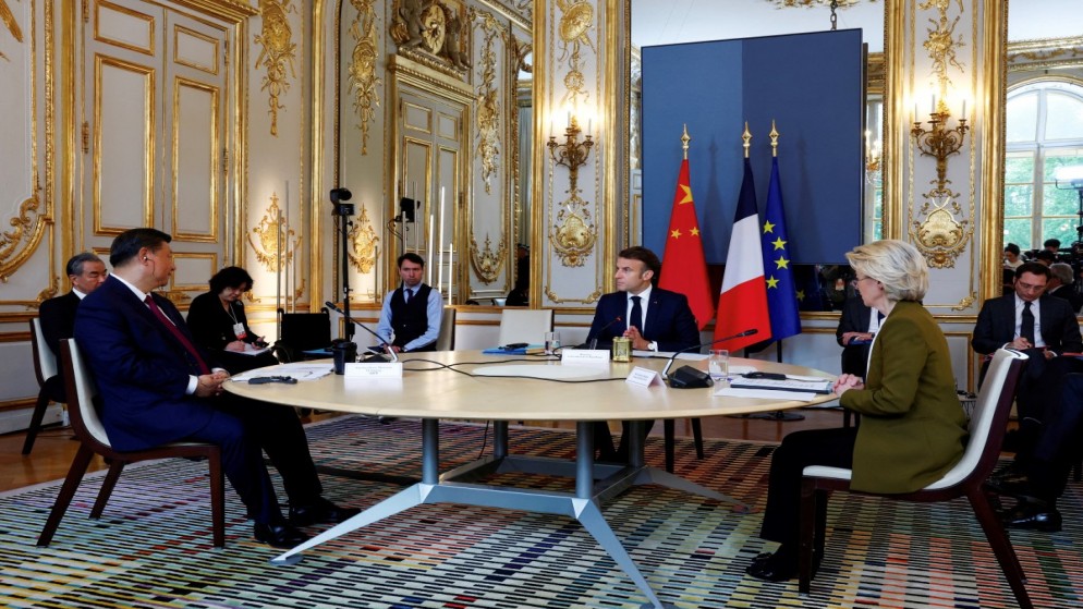 يعقد الرئيس الصيني شي بينغ (يسار) والرئيس الفرنسي إيمانويل ماكرون (وسط) ورئيسة المفوضية الأوروبية أورسولا فون دير لاين (يمين) اجتماعًا. 6 مايو 2024. (أ ف ب)