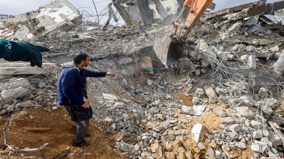 فلسطينيون يبحثون عن ضحايا تحت أنقاض منزل دمرته غارة للاحتلال الإسرائيلي في رفح جنوبي قطاع غزة. 06/05/2024. (رويترز)