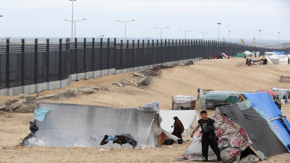 فلسطينيون قرب الحدود مع مصر في رفح جنوبي قطاع غزة، 16 شباط/فبراير، 2024. (رويترز)