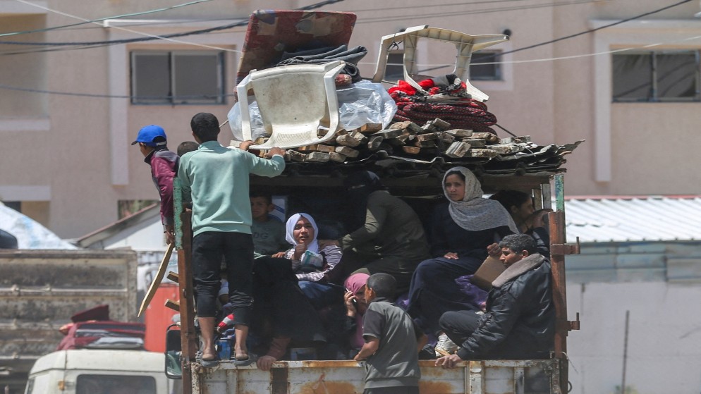 نازحون في رفح جنوبي قطاع غزة يحملون أمتعتهم أثناء مغادرتهم بعد أمر الإخلاء الذي أصدره جيش الاحتلال الإسرائيلي، 6 أيار 2024. (رويترز)