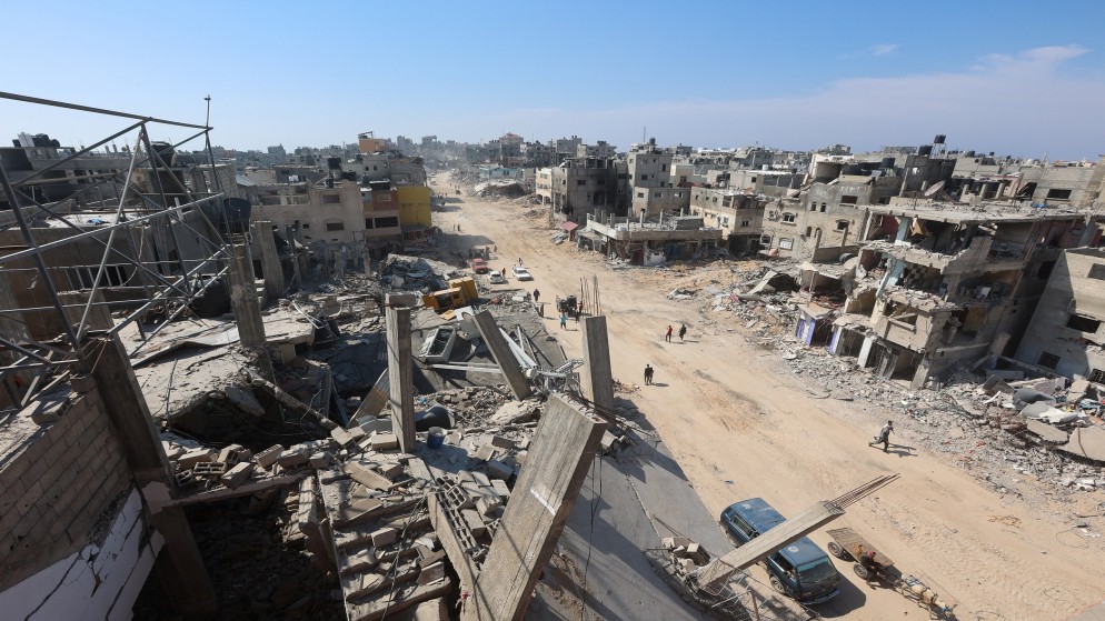 فلسطينيون بين مبان مدمرة بفعل العدوان الإسرائيلي على خان يونس في جنوب قطاع غزة. (رويترز)