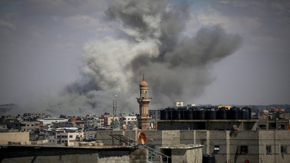 دخان يتصاعد بعد غارات من الاحتلال الإسرائيلي على رفح جنوبي قطاع غزة، 6 أيار 2024. (رويترز)