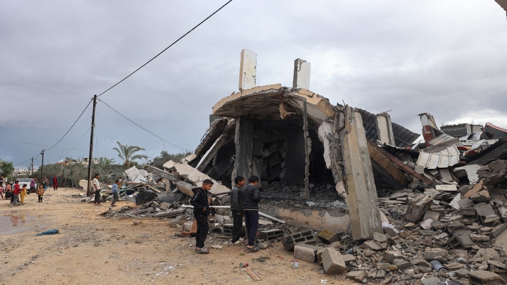 مبنى مدمر بفعل ضربة إسرائيلية على رفح جنوبي قطاع غزة. (أ ف ب)