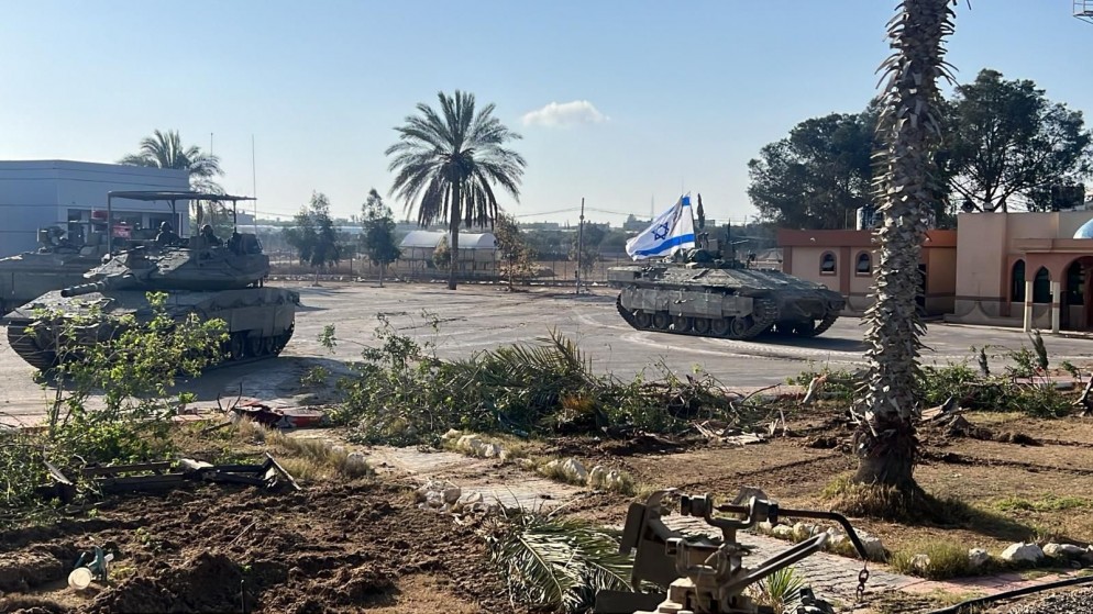 دبابات إسرائيلية بالقرب من معبر رفح الحدودي. (جيش الاحتلال الإسرائيلي)