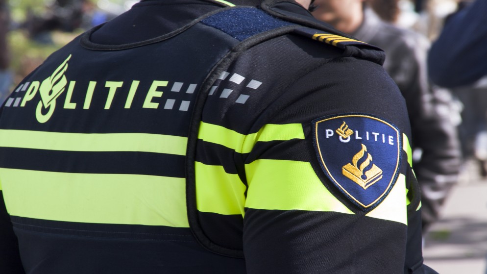 صورة أرشيفية لضابط شرطة هولندي يرتدي الزي الرسمي في شوارع أمستردام. (istockphoto)