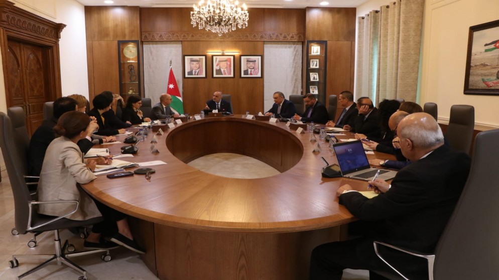 لقاء رئيس الوزراء بشر الخصاونة مع رئيس بعثة صندوق النقد الدولي للأردن رون فان رودن والوفد المرافق. (رئاسة الوزراء)