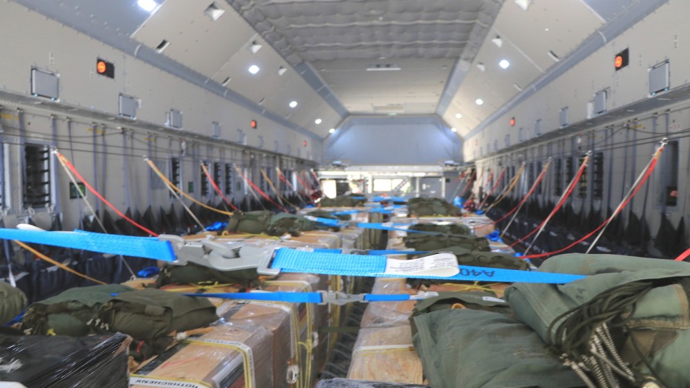 جانب من مساعدات داخل طائرة تمهيدا لإنزالها على قطاع غزة. (القوات المسلحة الأردنية)